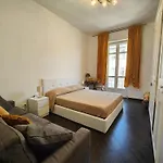 Tania House, Metro Italia 61