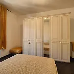 Tania House, Metro Italia 61