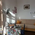 Tania House, Metro Italia 61